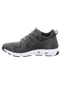 Graue Wildledersneaker mit grünen Schnürsenkeln, kontrastierender weißer Zwischensohle und texturiertem schwarzen Laufsohle. Verfügt über ein elegantes Design und eine leichte Bauweise.