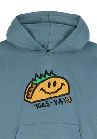 Hoodie van teal stof met een geborduurd lachend taco grafiek met groene accenten en de tekst "Tues-YAY" eronder.