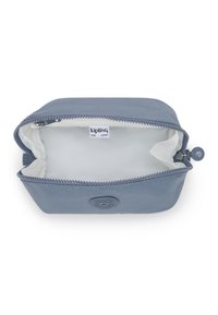 Pochette Kipling con zip in morbido tessuto blu, con fodera interna bianca, logo impressa e tirazip coordinato.