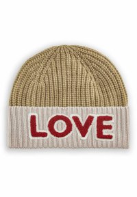 Beige gebreide beanie met een geribbelde textuur. Heeft een omgeslagen rand met het woord "LOVE" in vetgedrukt rood en wit lettertype.