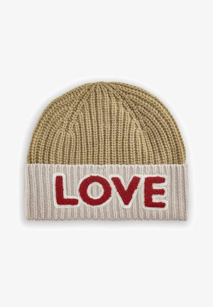 Beanie en tricot beige avec une texture côtelée. Présente un revers affichant le mot "AMOUR" en lettres rouges et blanches en gras.