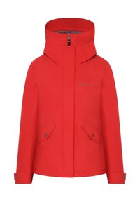 Veste imperméable rouge avec un col haut, fermeture éclair à l'avant, deux poches inclinées et poignets à bouton. Texture lisse et détail de marque minimal.