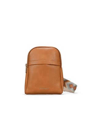 Bolso cruzado de cuero marrón con una textura suave, cierre con cremallera y una correa con un diseño en tonos tierra. Presenta un bolsillo frontal y un logo.