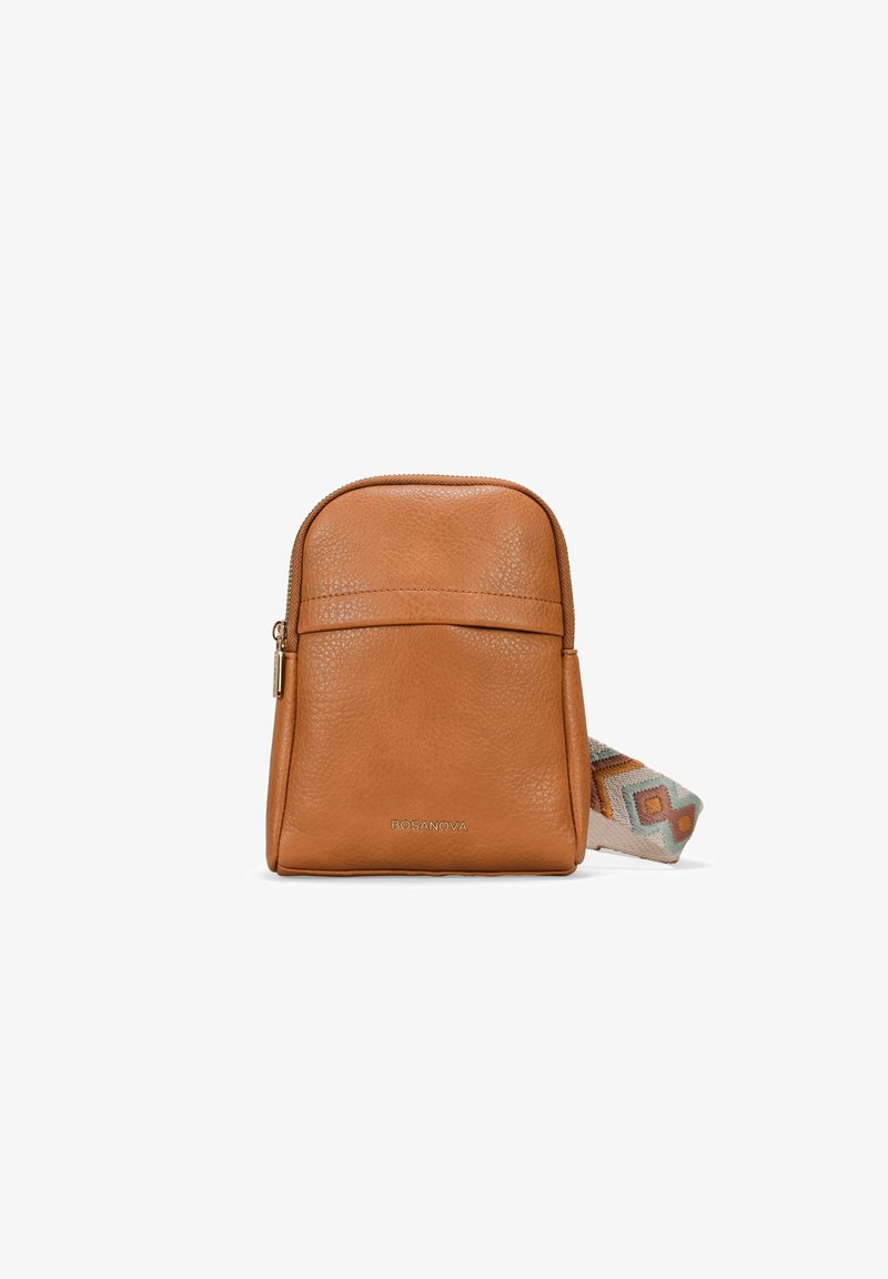 Bolso cruzado de cuero marrón con una textura suave, cierre con cremallera y una correa con un diseño en tonos tierra. Presenta un bolsillo frontal y un logo.