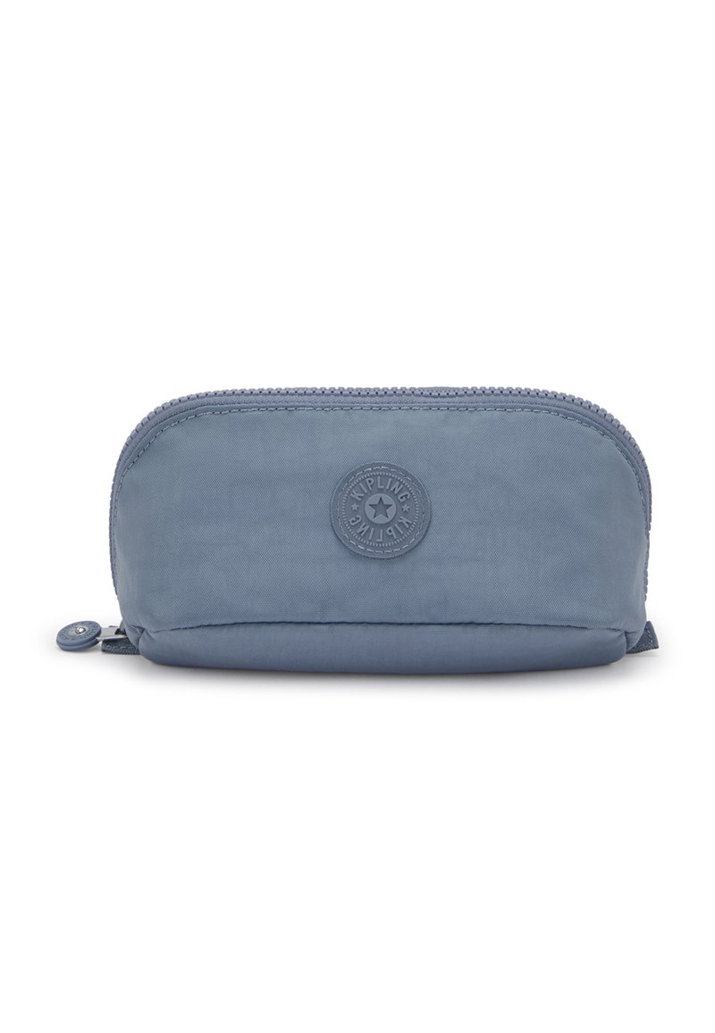 Astuccio blu in nylon con chiusura a zip, logo rotondo e piccolo etichetta laterale. Texture liscia, forma rettangolare e design minimalista.