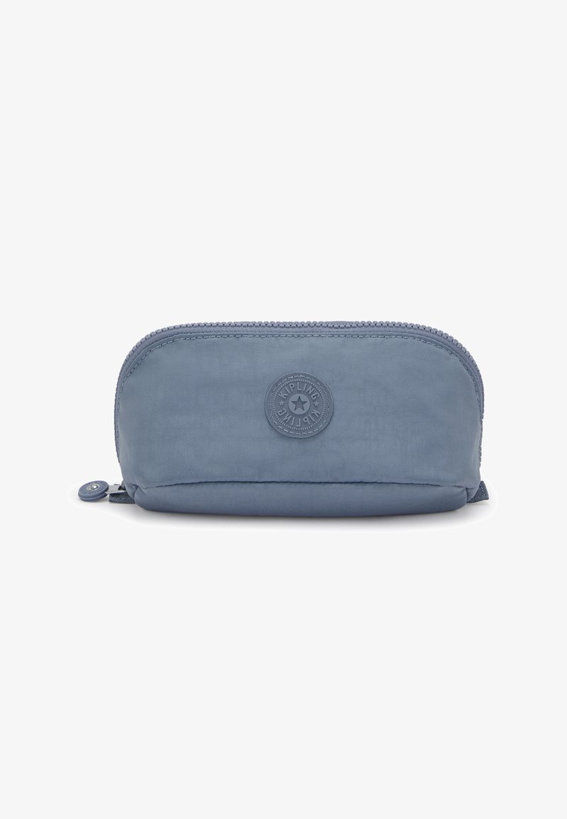Estuche de lápices de nylon azul con cierre de cremallera, logotipo redondo y pequeña etiqueta lateral. Textura suave, forma rectangular y diseño minimalista.