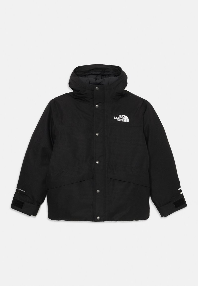 Melnā izolētā jaka ar kapuci, priekšējo pogu aizdari, divām priekšējām kabatām un logo kreisajā krūtī. Regulējamas piedurknes ar Velcro.