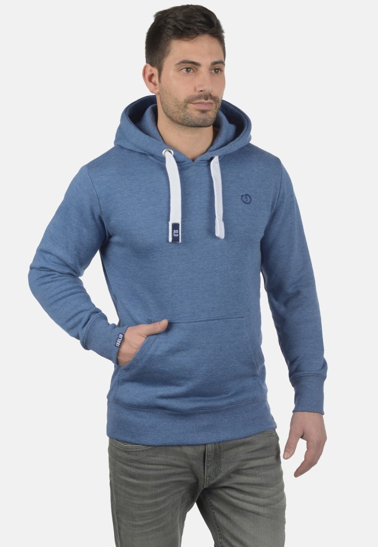 Blauwe hoodie gemaakt van zachte stof, met witte koordjes, een voorzak en een klein logo op de borst.