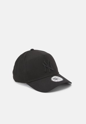 Czarna czapka bejsbolowa z zakrzywionym daszkiem i wytłoczonym logo New York Yankees z przodu, pokazana na jednolitym białym tle.
