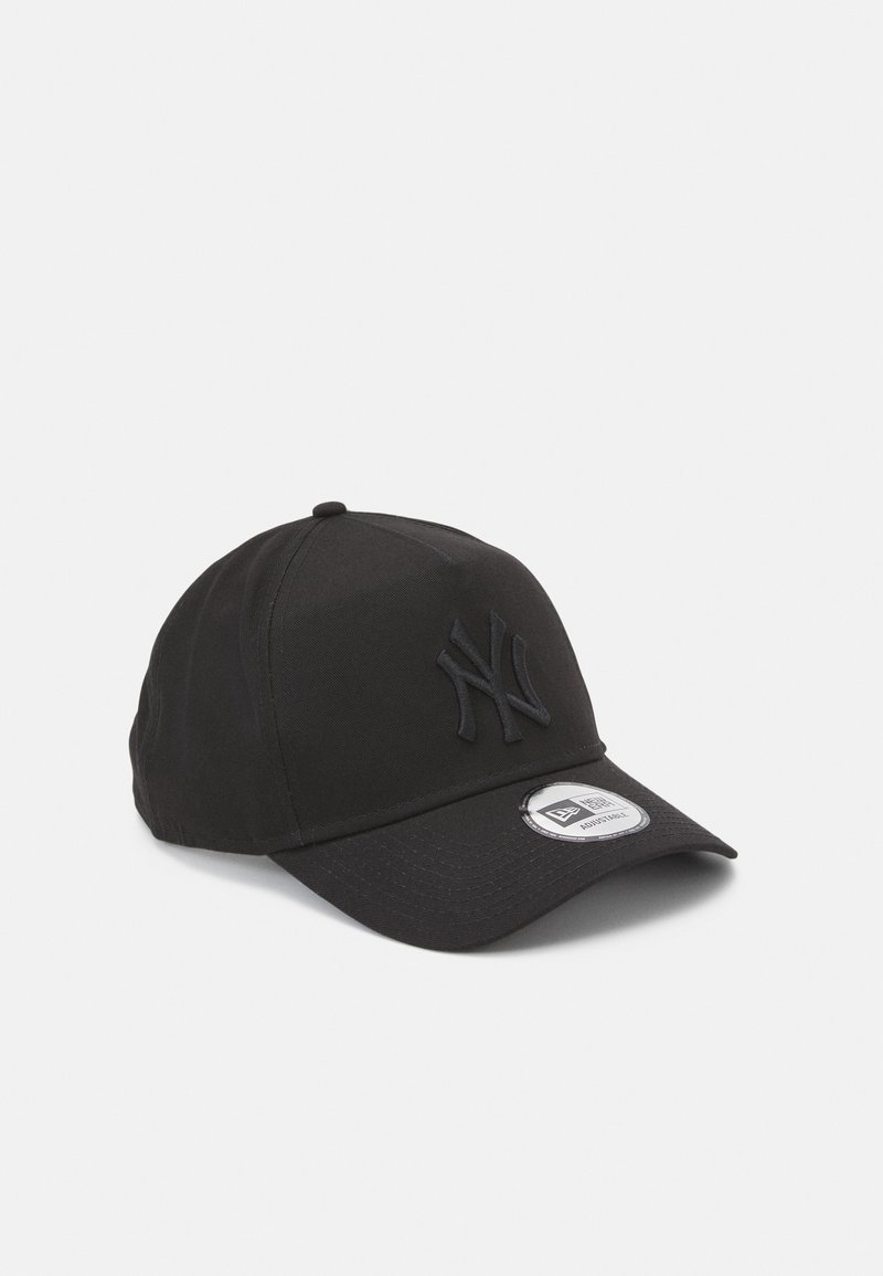 Casquette de baseball noire avec une visière incurvée et un logo New York Yankees embossé sur le devant, présentée sur un fond blanc uni.