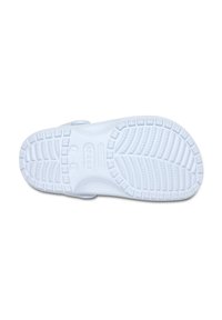 Semelle en caoutchouc blanc avec un motif de semelle texturé ; présente des rainures et des points surélevés pour l'adhérence ; nom de la marque gravé visible.