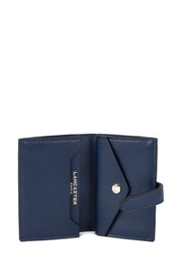 Portafoglio in pelle blu navy con finitura testurizzata, dotato di chiusura a scatto e scomparti interni per carte. Logo dorato impresso all'interno.