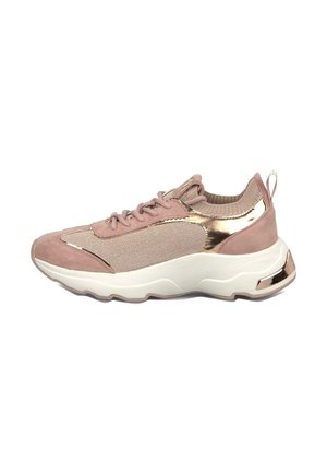 Baskets rose clair avec dessus en maille, empiècements en daim, accents métalliques en or rose, semelle blanche épaisse et languette de tirage au talon.