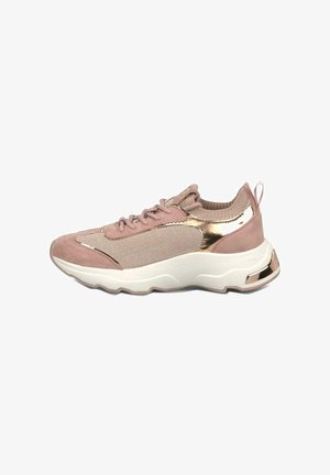 Lichtroze sneaker met gebreide bovenzijde, suède overlays, roségouden metalen accenten, dikke witte zool en trekkoord aan de hiel.