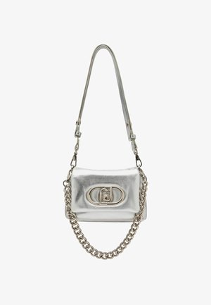 Sac à main en cuir argenté de forme rectangulaire, avec une bandoulière en chaîne et un logo ovale bien visible à l'avant. Texture lisse.