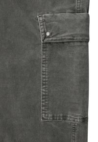 Szare spodnie cargo wykonane z fakturowanej tkaniny, z przednią kieszenią, srebrnym zatrzaskiem i kontrastującymi detalami przeszyć.