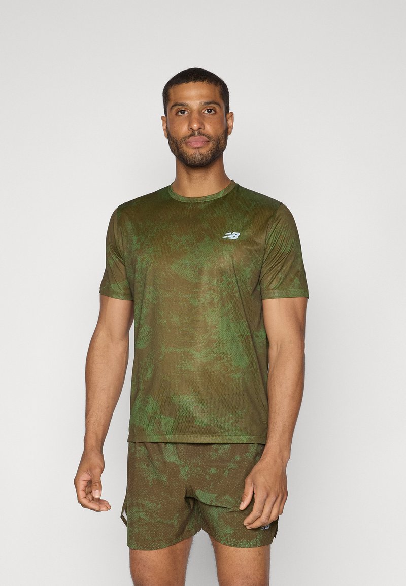 New Balance ATHLETICS PRINTED - Camiseta deportiva - woodland
