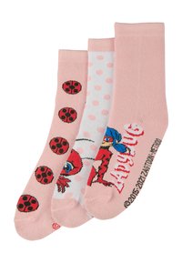 Tre paia di calze con design rosa, a pois e fantasiosi. I materiali sono morbidi, con motivi di coccinelle e personaggi dei cartoni animati.