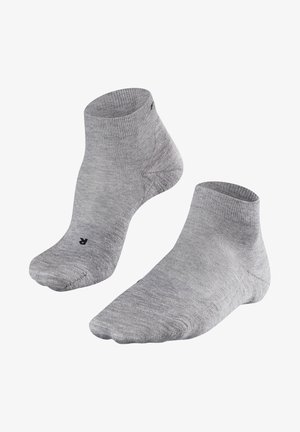 Calze corte grigie alla caviglia realizzate in tessuto morbido e testurizzato. Presentano un bordo ribbed e un piccolo logo nero sul lato. Design a taglio basso per il comfort.