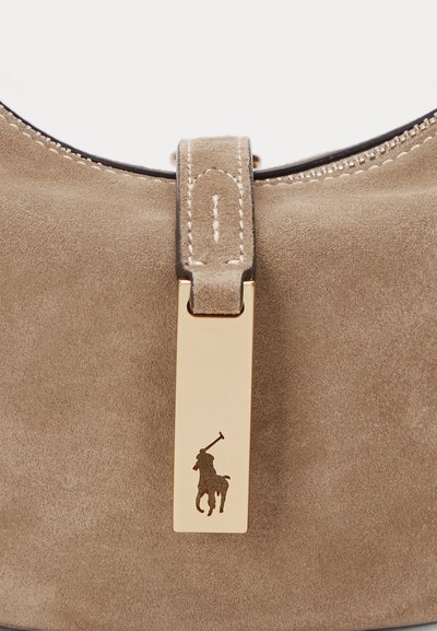 Béžová semišová kabelka s prešívaným koženým remienkom a obdĺžnikovou zlatou prackou s rytinou siluety hráča póla.