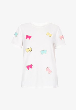 Biała koszulka z krótkim rękawem, ozdobiona kolorowymi aplikacjami w kształcie motyli w odcieniach różu, żółci i niebieskiego, wykończona złotymi akcentami.