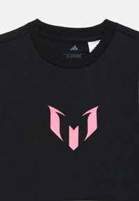 Black T-shirt made of cotton with a crew neck. Features a large pink logo design centered on the front. Classic fit and short sleeves.