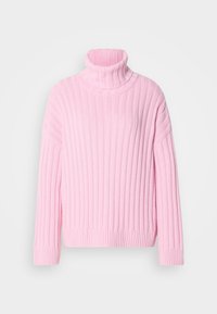 Pull à col roulé en tricot côtelé rose clair avec manches longues et coupe décontractée sur fond blanc uni.