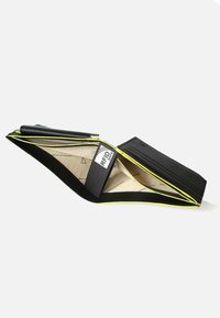 Portafoglio slim nero con accenti gialli, multiple fessure per carte, protezione RFID, texture simile alla pelle e motivo interno geometrico.