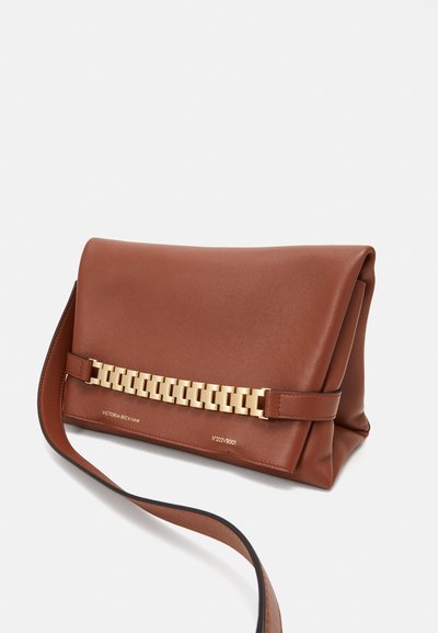 Victoria Beckham CHAIN POUCH - Håndtasker - russet