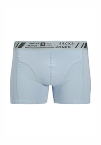 Lichtblauwe boxershorts van zachte stof, met een grijze tailleband met zwarte tekst en gestreepte ontwerpen. Klassieke pasvorm, gladde textuur.