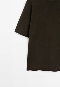 Maglietta a maglia marrone scuro con maniche corte e larghe e scollatura rotonda a costine. Tessuto liscio con una vestibilità leggermente rilassata e orlo arrotondato.