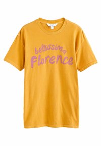 Camiseta de algodón de manga corta y cuello redondo en un brillante color amarillo, con la frase "bellissima Florence" en un print cursivo rosa en la parte delantera.