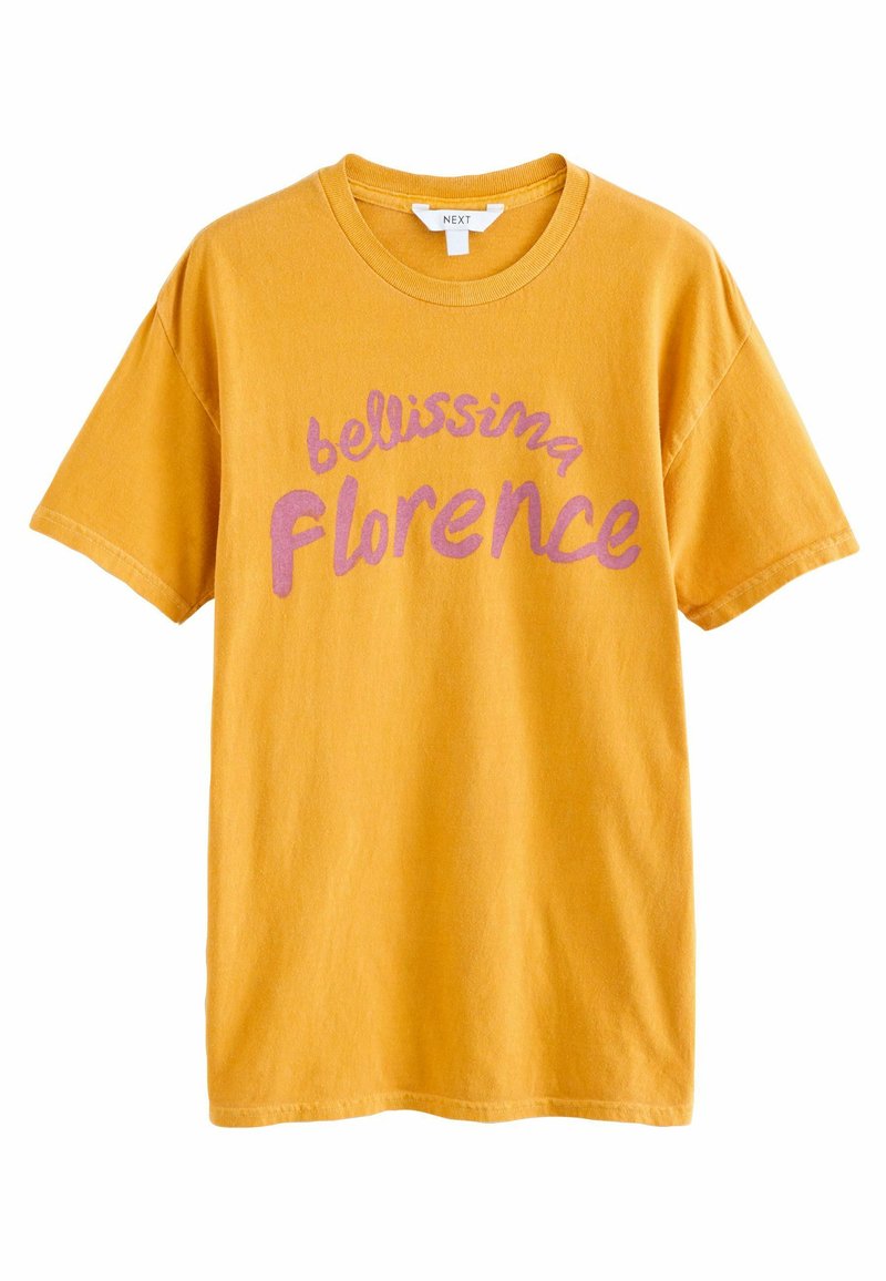 Camiseta de algodón de manga corta y cuello redondo en un brillante color amarillo, con la frase "bellissima Florence" en un print cursivo rosa en la parte delantera.