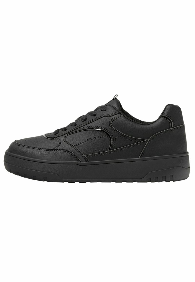 Baskets basses noires avec fermeture à lacets, semelle texturée et détails de panneaux cousus, vues de côté sur fond blanc.