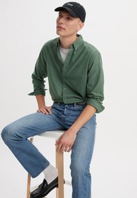Levi's® AUTHENTIC BUTTON DOWN - Shirt - mill forest
