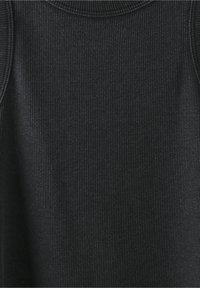 Gros plan sur un tissu côtelé noir avec une texture verticale fine et un col rond, montrant un motif tricoté détaillé.