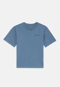Modrá krátkotrupá sametová košeľa s malým čiernym logom "Calvin Klein" na ľavej hrudi na bielom pozadí.