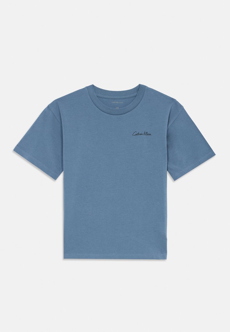 Modrá krátkotrupá sametová košeľa s malým čiernym logom "Calvin Klein" na ľavej hrudi na bielom pozadí.