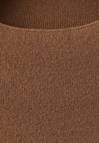 Tessuto a coste marrone con una texture morbida, caratterizzato da un ampio scollo e un motivo costante di linee verticali.