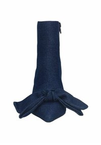 Bottines à bout pointu en denim foncé, présentant un tige ajustée et un accent nœud décoratif à l'avant. Comprend une fermeture éclair sur le côté.