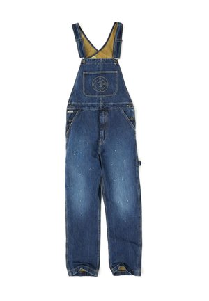 Salopette in denim blu con spalline regolabili, tasca frontale sul petto con logo, bottoni laterali e piccoli dettagli di schizzi di vernice sulle gambe.
