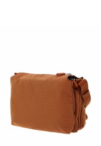 Sac d'épaule en tissu orange avec une surface texturée, fermeture éclair et une bandoulière réglable. Présente des côtés plissés pour plus de profondeur.