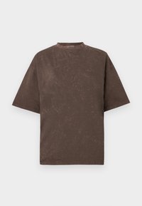 Brun oversized T-shirt med korte ærmer og en subtil vaskede tekstur samt rund hals mod en ensfarvet lys baggrund.