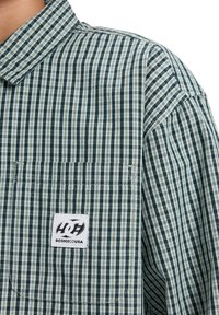 Geruite shirt in groen en wit, voorzien van een button-down kraag, borstzak en logo patch. Textuurstof met een klassiek ontwerp.