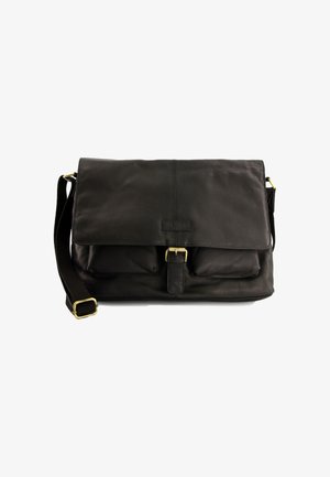 Sorte læder messenger taske med flaplukning, en frontbuckle og to eksterne lommer. Justerbar skulderrem og blød tekstur.