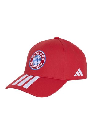 Czerwona czapka z daszkiem z logo FC Bayern München z przodu, trzema białymi paskami na daszku oraz białym logo Adidas z boku.