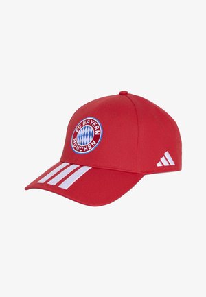 Rote Baseballkappe mit FC Bayern München Logo vorne, drei weißen Streifen am Schirm und weißem Adidas Logo an der Seite.