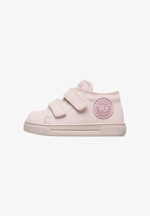 Sneaker alta in suede rosa con due strisce in Velcro, toppa rotonda con logo sul lato, suola in gomma e punta testurizzata.