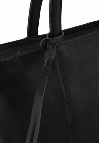 Borsa tote nera in pelle con una superficie liscia, caratterizzata da un dettaglio della tracolla annodata e robusti doppi manici per un facile trasporto.