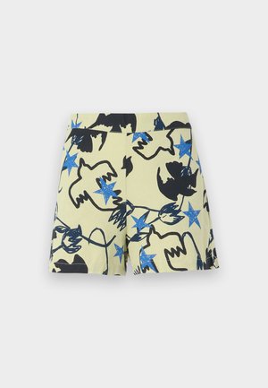 Σορτς σε μπεζ χρώμα με αφηρημένο σχέδιο από μαύρα πουλιά και μπλε αστέρια διασκορπισμένα σε όλο το ύφασμα.